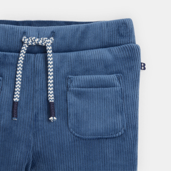 بنطلون من الثوب المخملي المضلع الوبري، باللون الأزرق للأولاد الرضع.